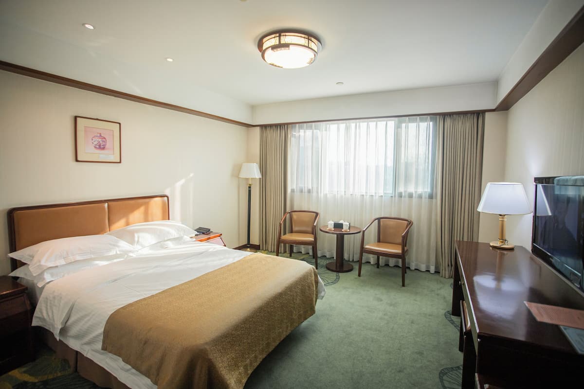 Standard Queen Room | เครื่องนอนระดับพรีเมียม, ตู้นิรภัยในห้องพัก, โต๊ะทำงาน, ผ้าม่านกันแสง