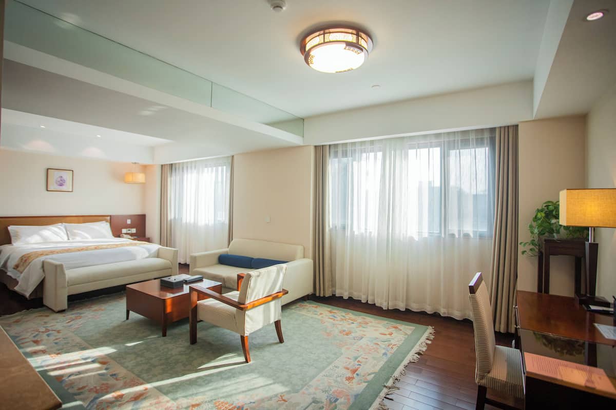 Deluxe Executive Room | เครื่องนอนระดับพรีเมียม, ตู้นิรภัยในห้องพัก, โต๊ะทำงาน, ผ้าม่านกันแสง