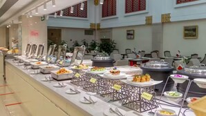 Una mesa de buffet con diferentes alimentos y utensilios.
