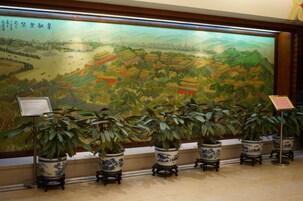 Un mural grande con arquitectura y paisaje tradicionales chinos.