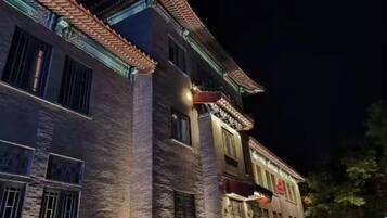 Bagian depan properti - sore/malam