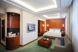 Superior Executive Room | 高档床上用品、客房内保险箱、办公桌、遮光窗帘