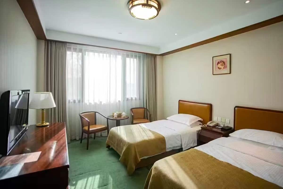 ห้องสแตนดาร์ดทวิน | เครื่องนอนระดับพรีเมียม, ตู้นิรภัยในห้องพัก, โต๊ะทำงาน, ผ้าม่านกันแสง