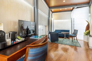 Superior Studio Suite | Down comforters, minibar, in-room safe, desk