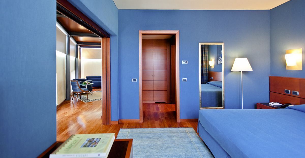 Edredón, minibar, caja de seguridad en la habitación y escritorio 