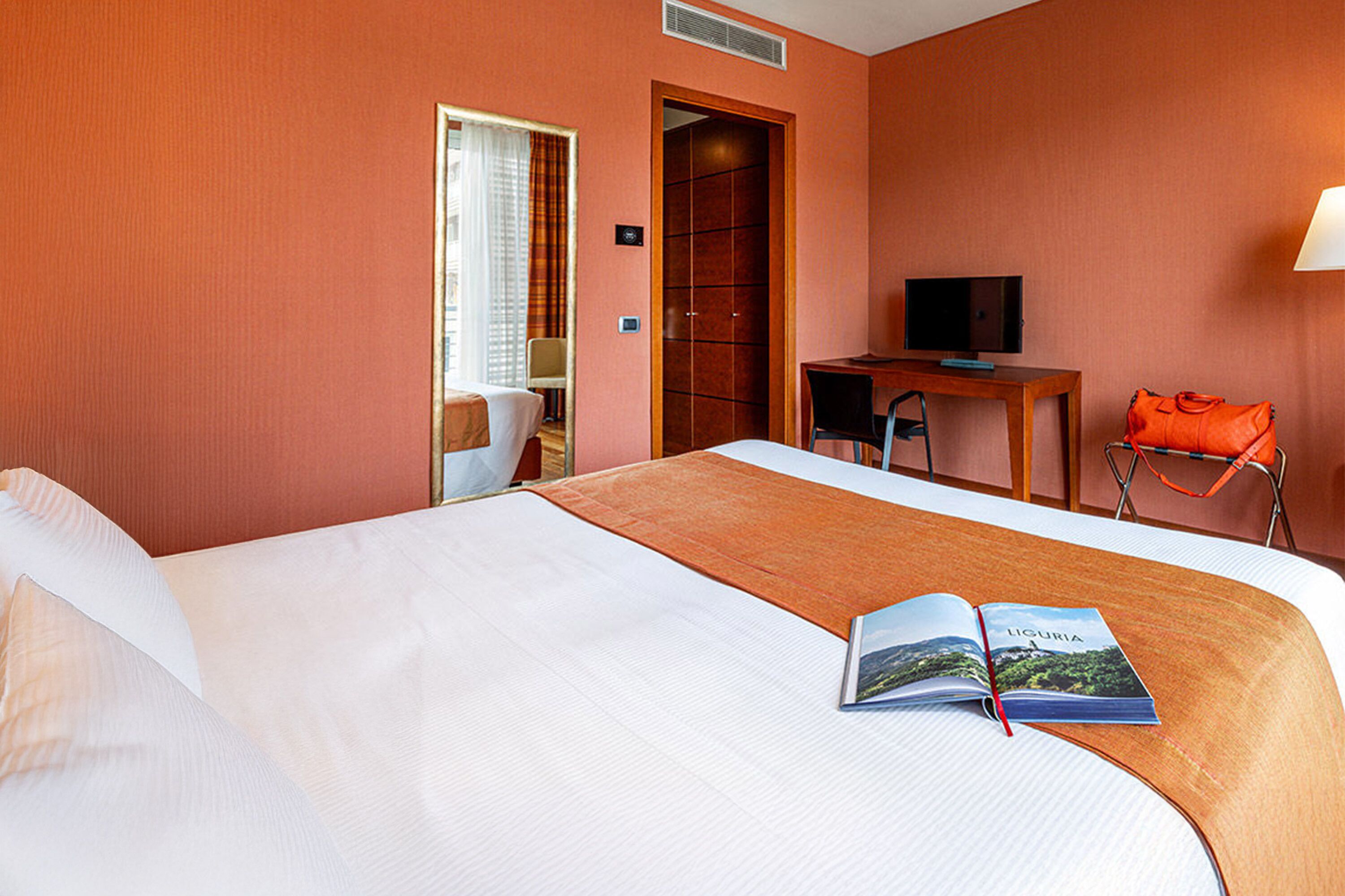 standard double room | 1 bedroom, down duvets, minibar, in-room safe