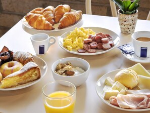 朝食 (ビュッフェ)、毎日提供 (有料)