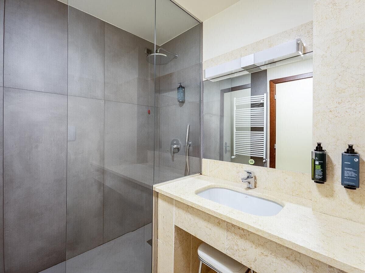 Articles de toilette de luxe, sèche-cheveux, chaussons, bidet