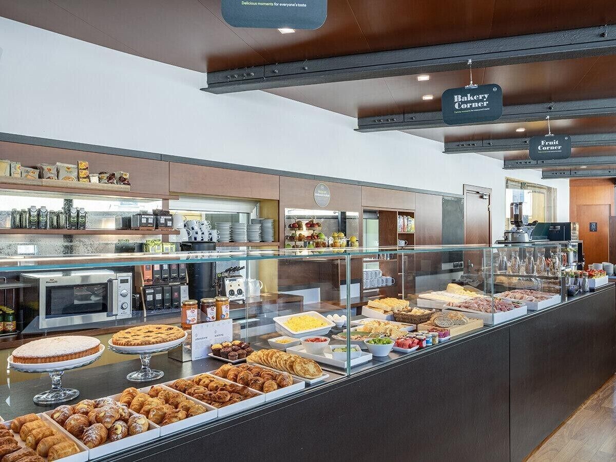 Een bakkerijtoon met diverse gebakjes en een koffiehoek.