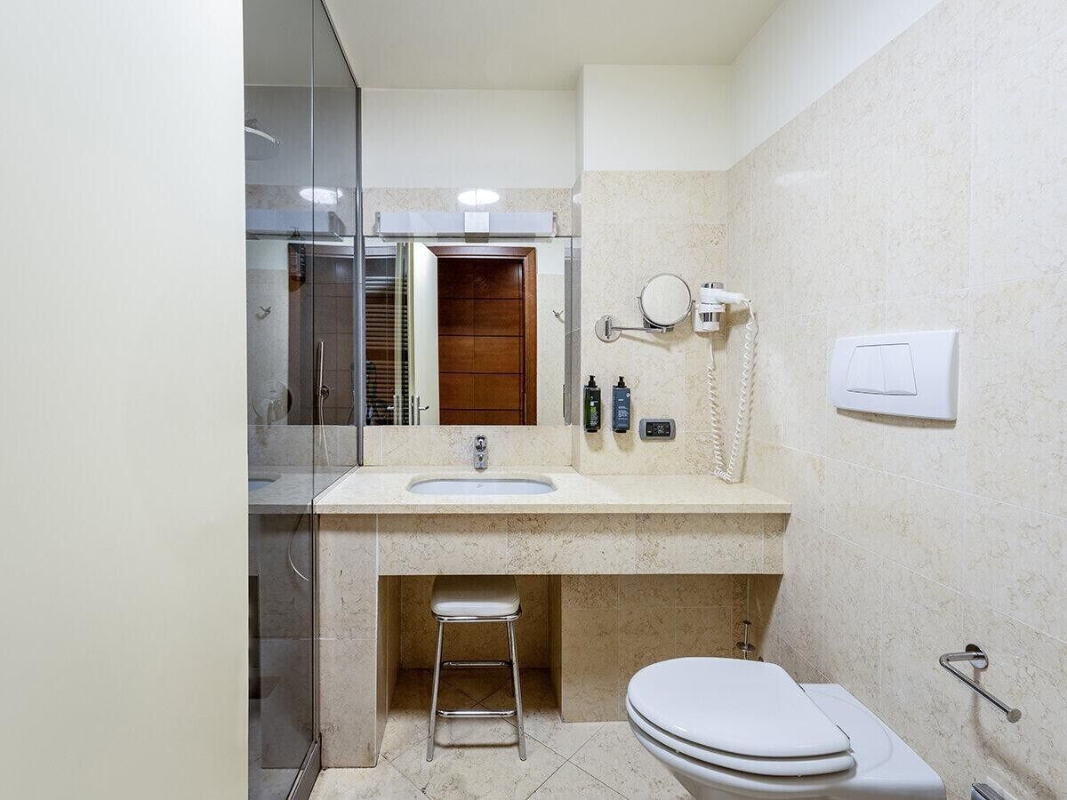 Un bagno con WC, lavandino e zona doccia.
