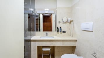 Un bagno con WC, lavandino e zona doccia.