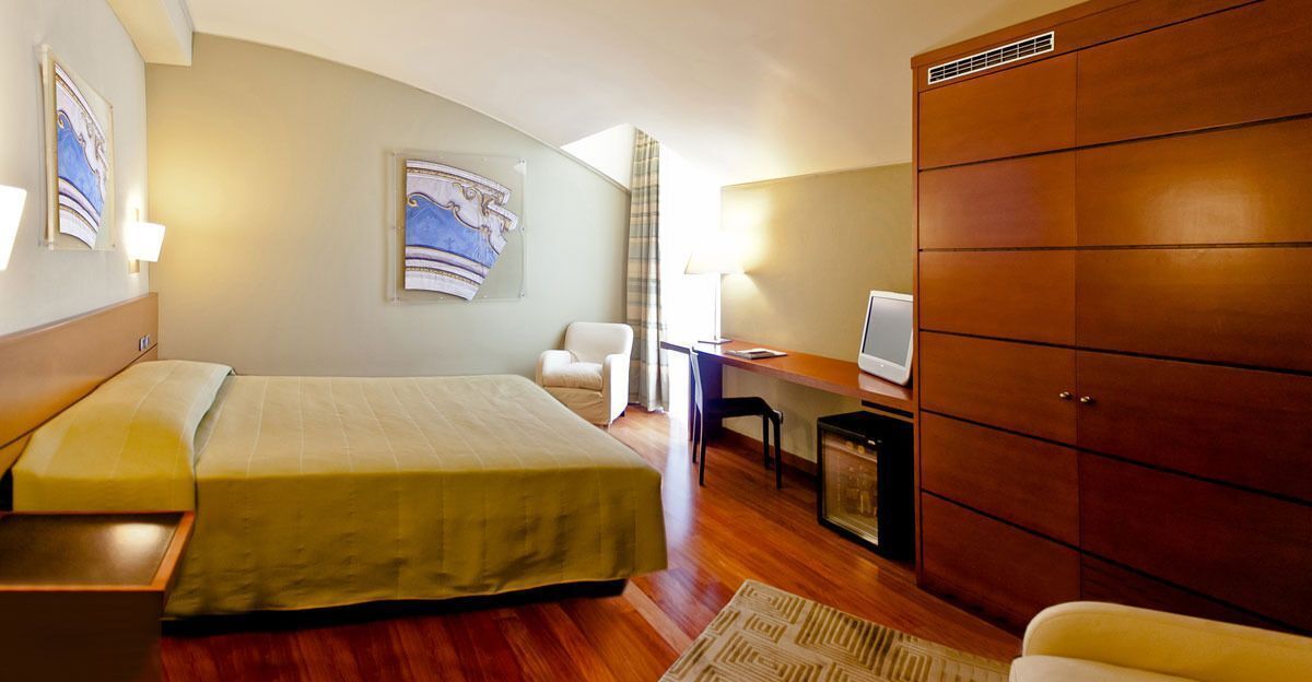 Edredón, minibar, caja de seguridad en la habitación y escritorio 