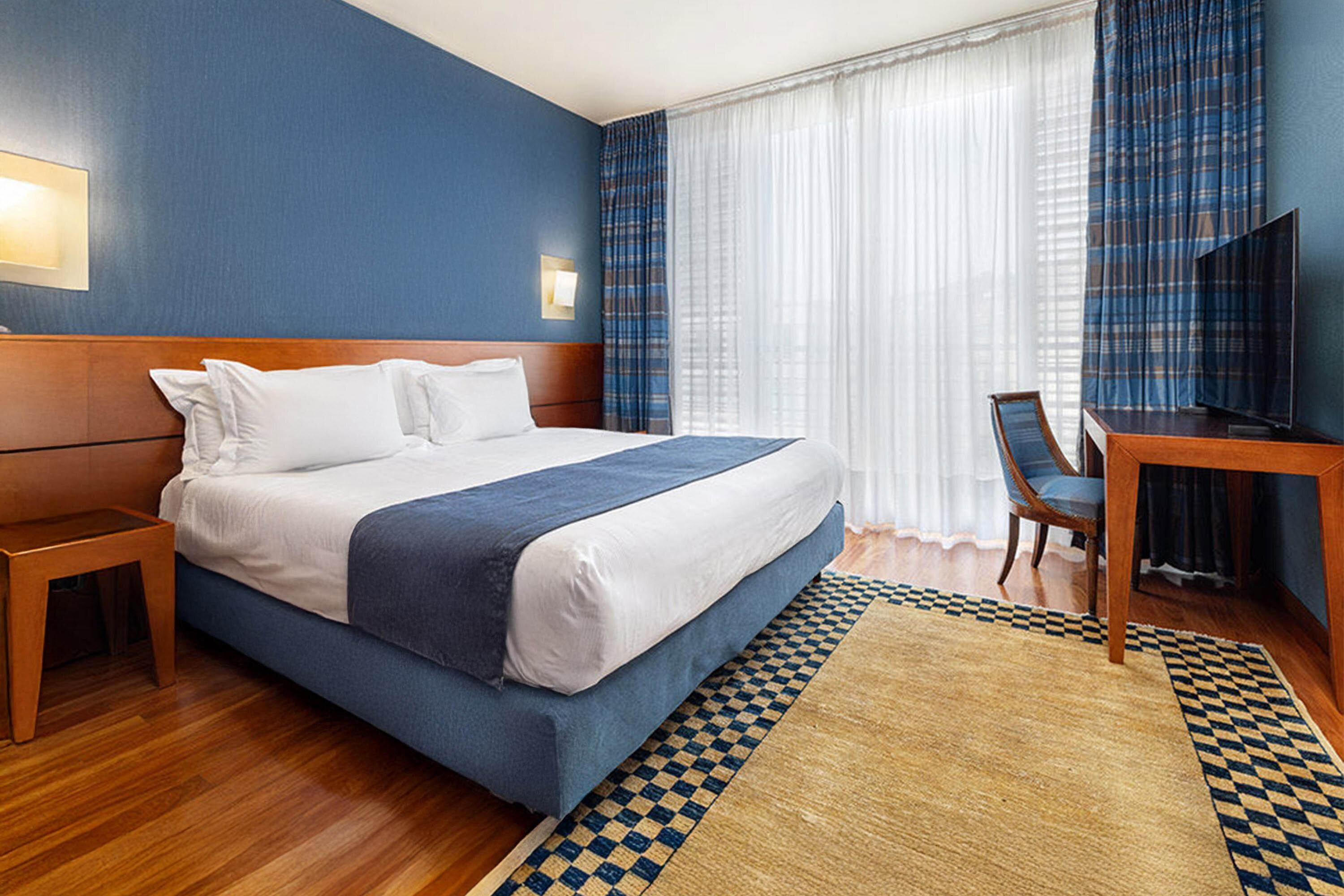 Studiosuite – superior | Dundyner, minibar, safe på rommet og skrivebord