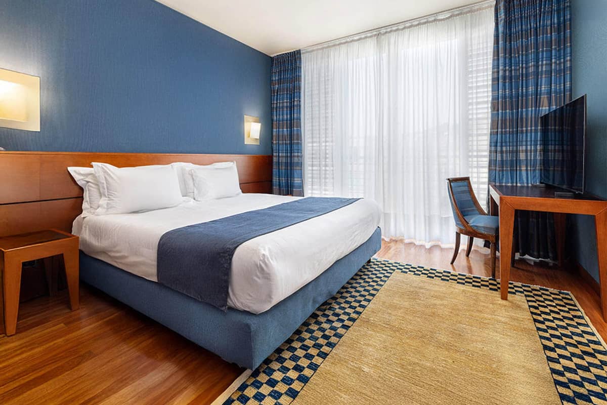 Studiosuite – superior | Dundyner, minibar, safe på rommet og skrivebord