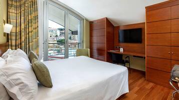 Cubrecamas, minibar, caja de seguridad en la habitación y escritorio