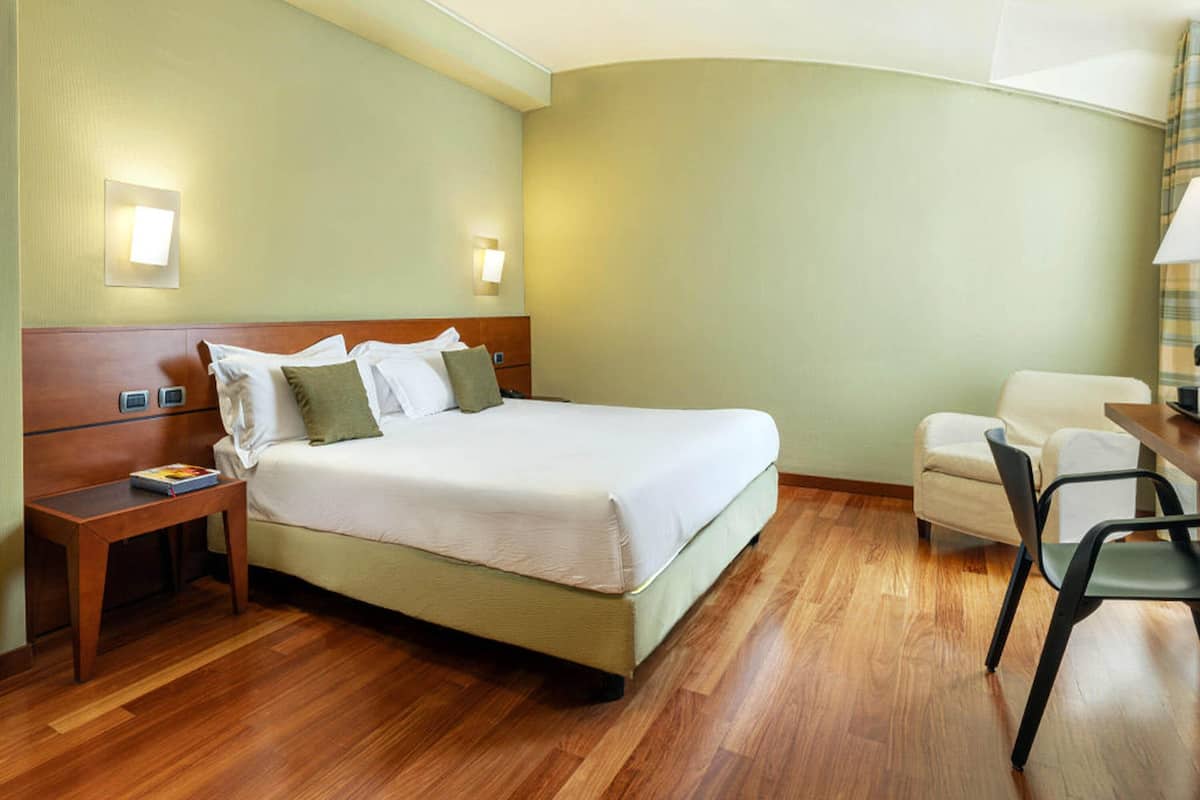 Dobbeltrom – superior | Dundyner, minibar, safe på rommet og skrivebord