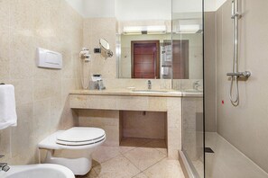 Articles de toilette de luxe, sèche-cheveux, chaussons, bidet