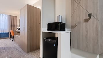 Een kluis op de kamer, een bureau, een laptopwerkplek