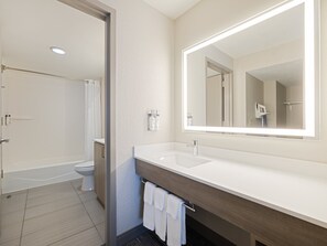 Combined shower/bathtub, free toiletries, hair dryer, towels