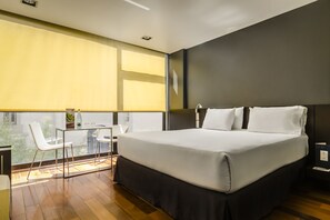 In-room safe, desk, free WiFi, bed sheets - Ikonik Angli (Barcelona)
