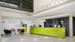 Lobby-lounge