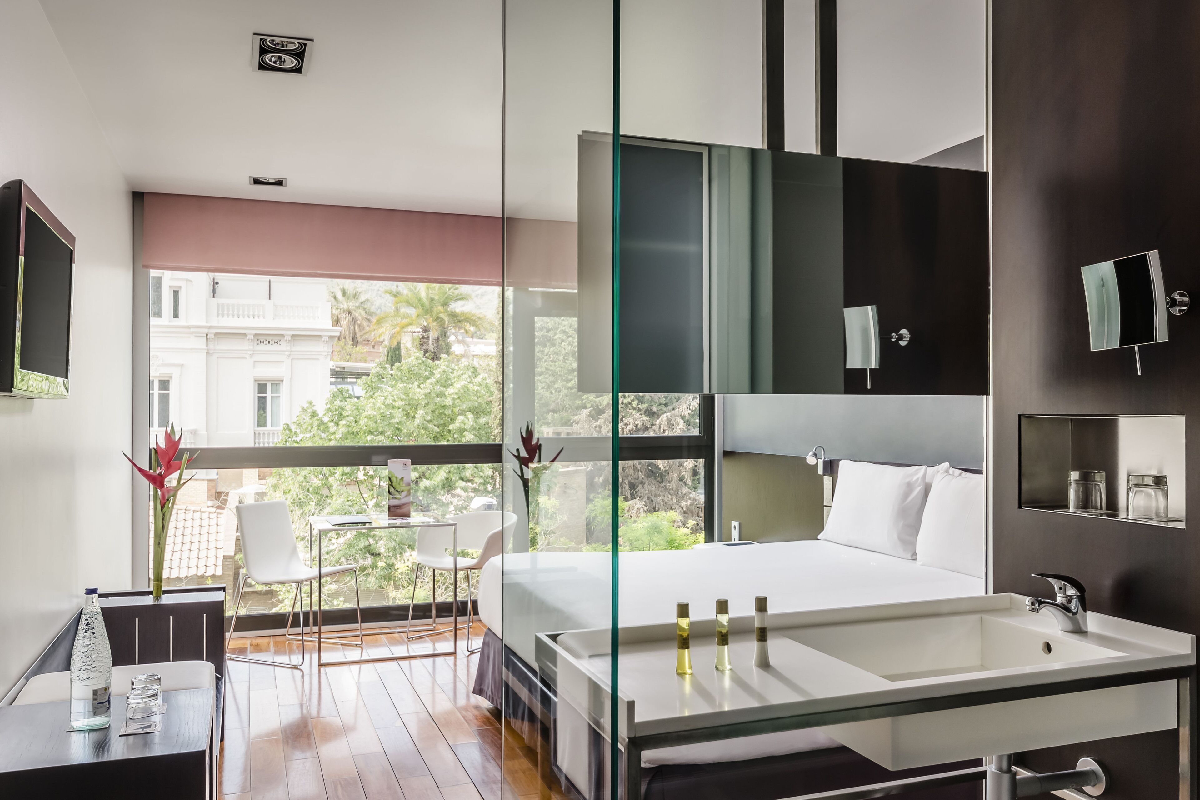 Safe på rommet, skrivebord, wi-fi (inkludert) og sengetøy