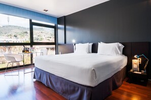 In-room safe, desk, free WiFi, bed sheets - Ikonik Angli (Barcelona)