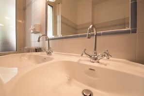 Combined shower/bathtub, free toiletries, hair dryer, towels