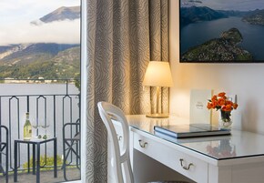 Deluxe kamer, 1 twee- of 2 eenpersoonsbedden | Een minibar, een kluis op de kamer, een bureau, een laptopwerkplek