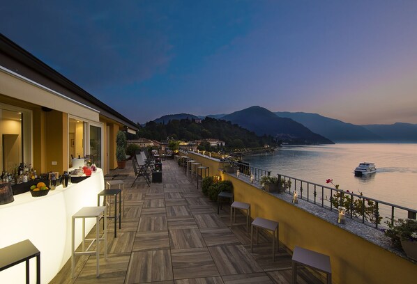 Breakfast and dinner served