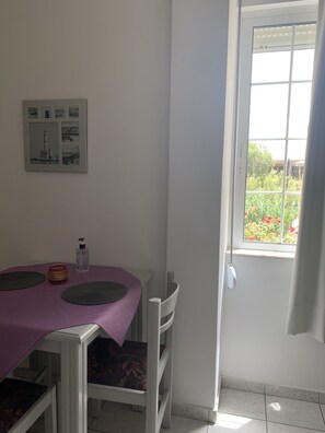 Apartamento básico, 2 quartos | Área de estar | TV LCD