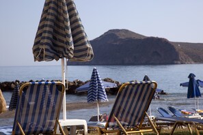 On the beach, sun loungers - Ermis Suites (Chania)