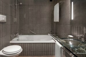Combined shower/bathtub, deep-soaking bathtub, eco-friendly toiletries