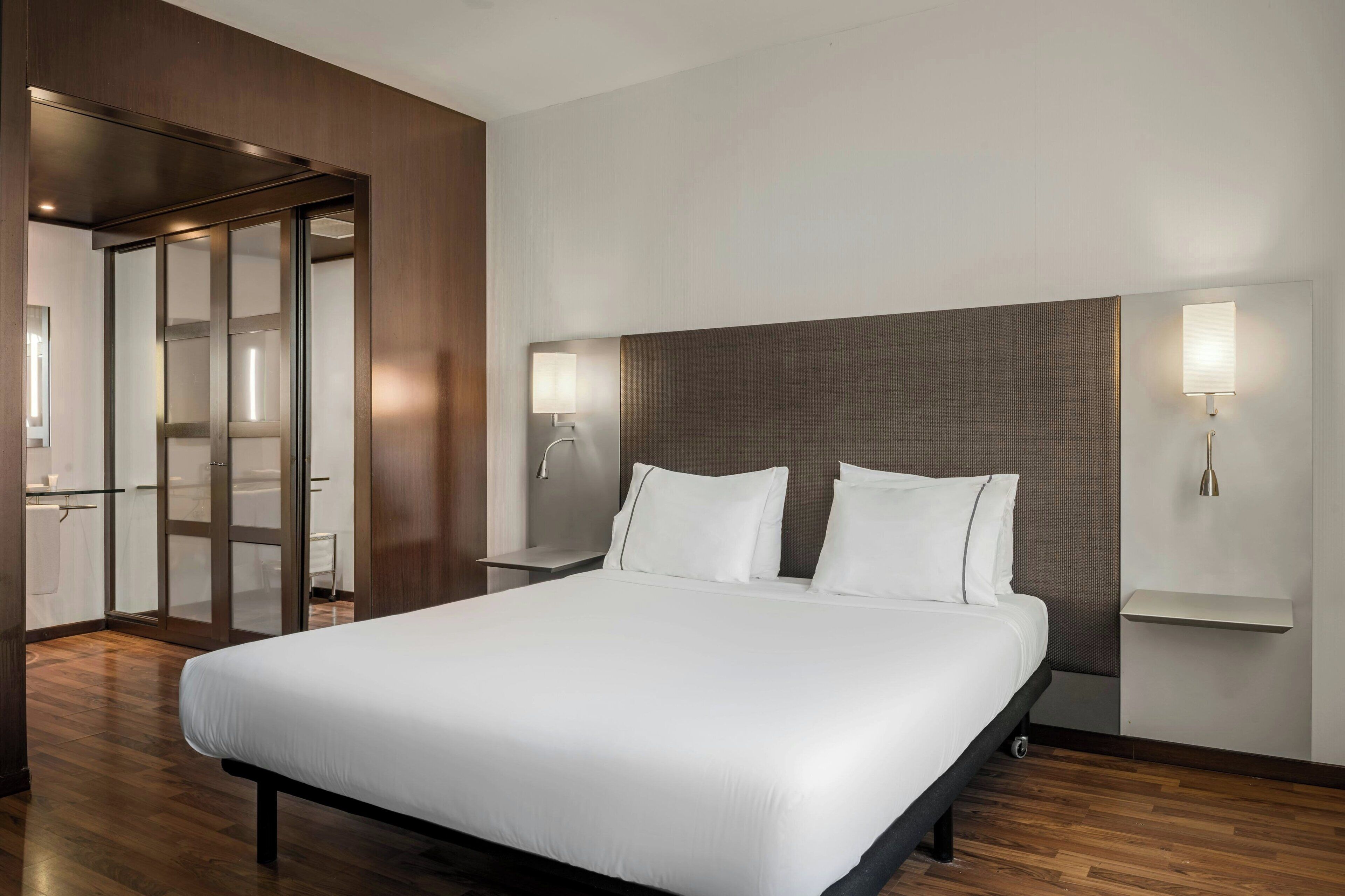 1 多间卧室、高档床上用品、羽绒被、迷你吧