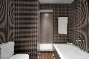 Ducha y bañera combinadas y bañera profunda