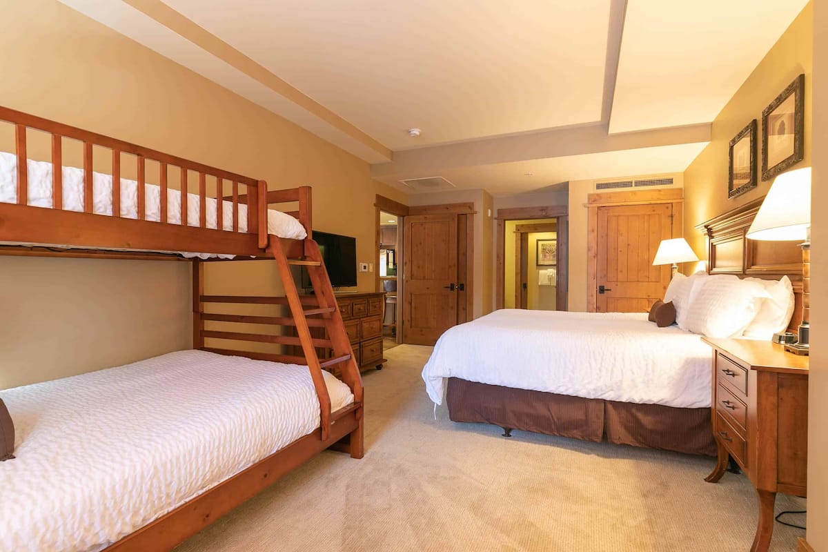 コンドミニアム ベッド (複数台) (Two-Bedroom Apartment) | 高級寝具、セーフティボックス (室内)、ノートパソコン用作業スペース、アイロン / アイロン台