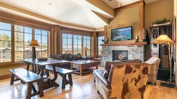 Appartement, Meerdere bedden (Two-Bedroom Apartment) | Woonkamer | Een 45-inch televisie met kabelzenders