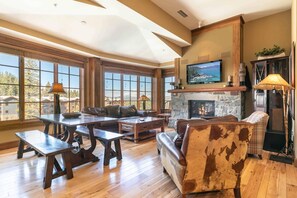 Appart'hôtel, plusieurs lits (Two-Bedroom Apartment) | Salle de séjour | Télévision de 45 pouces avec chaînes par câble