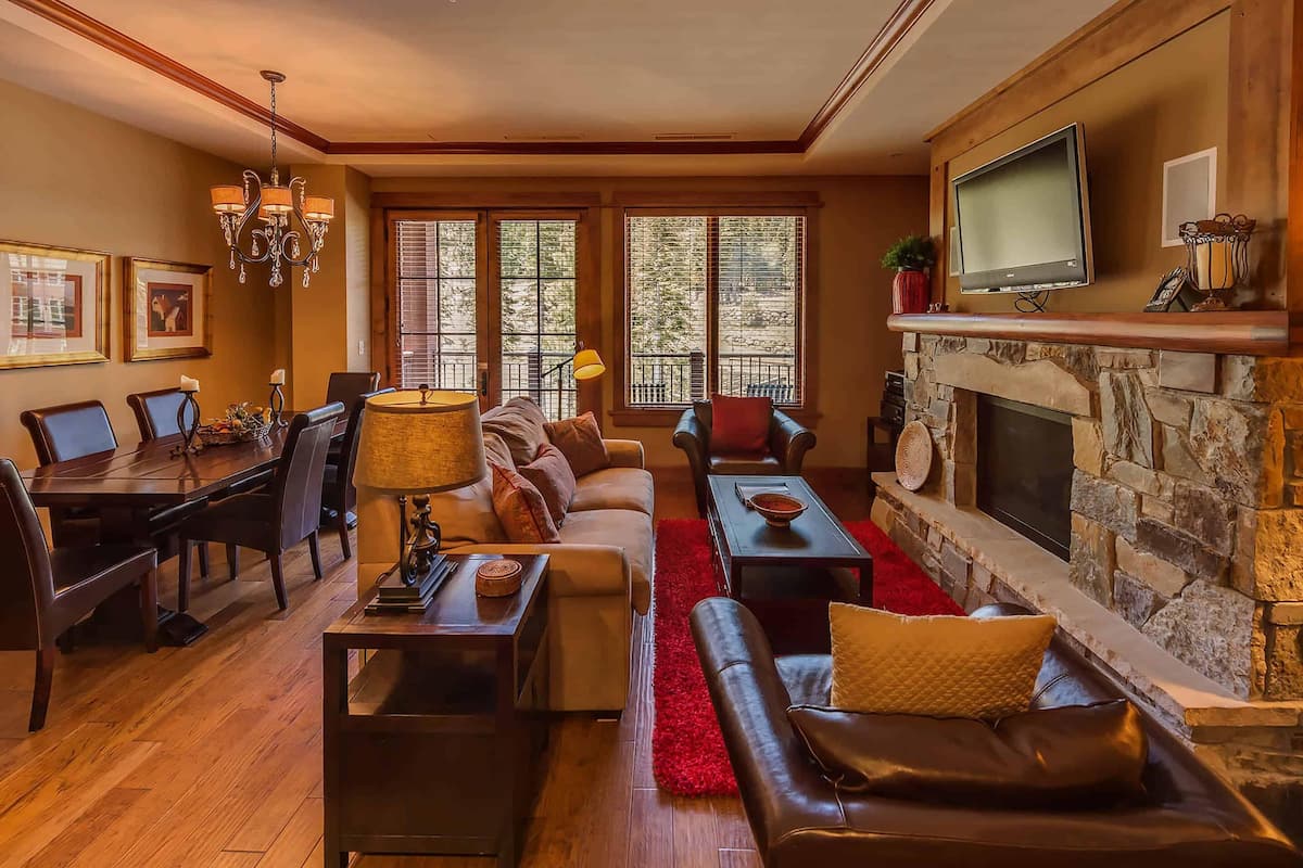 2 Bedroom - Iron Horse Lodge South 406 | Living room
