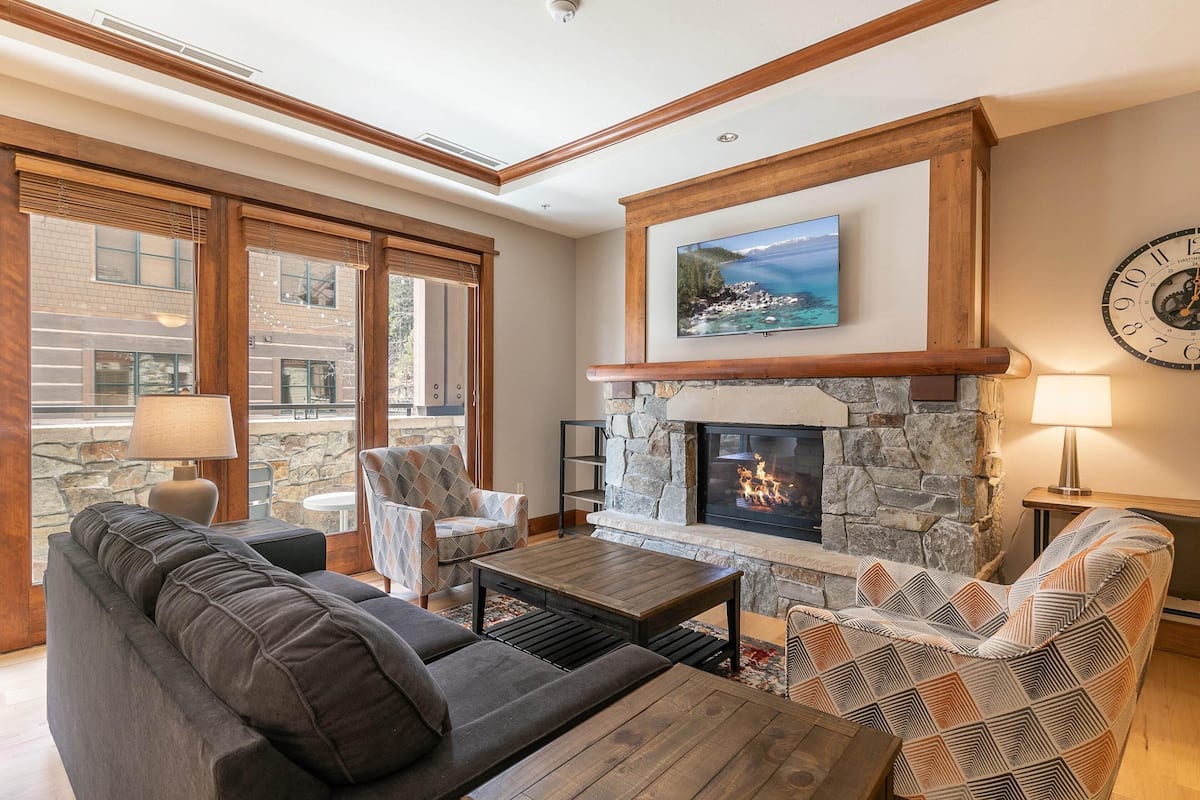 2 Bedroom - Iron Horse Lodge North 206 | Living room