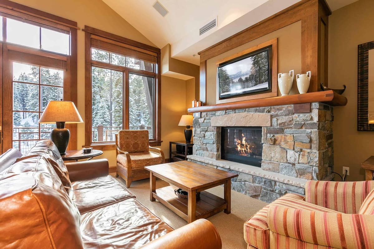 2 Bedroom - Iron Horse Lodge South 510 | Living room