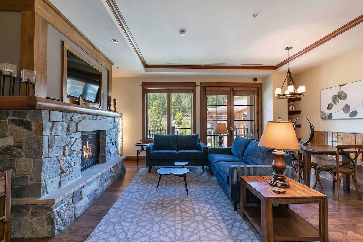 2 Bedroom - Iron Horse Lodge South 404 | Living room