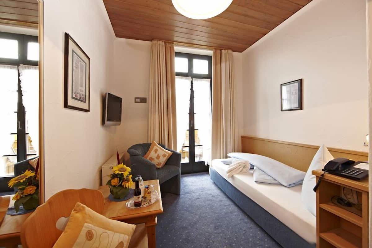 Habitación individual estándar | Ropa de cama de alta calidad, minibar, caja fuerte y wifi gratis