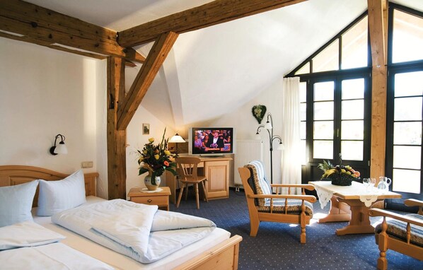 Ylelliset vuodevaatteet, minibaari, tallelokero huoneessa