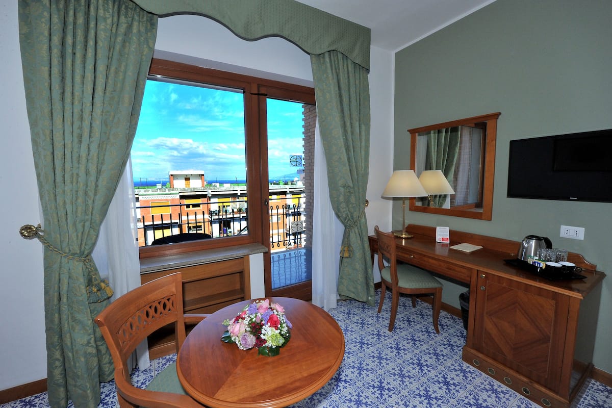 Minibar, coffres-forts dans les chambres, bureau