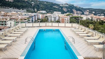 Alberca al aire libre por temporada y camastros