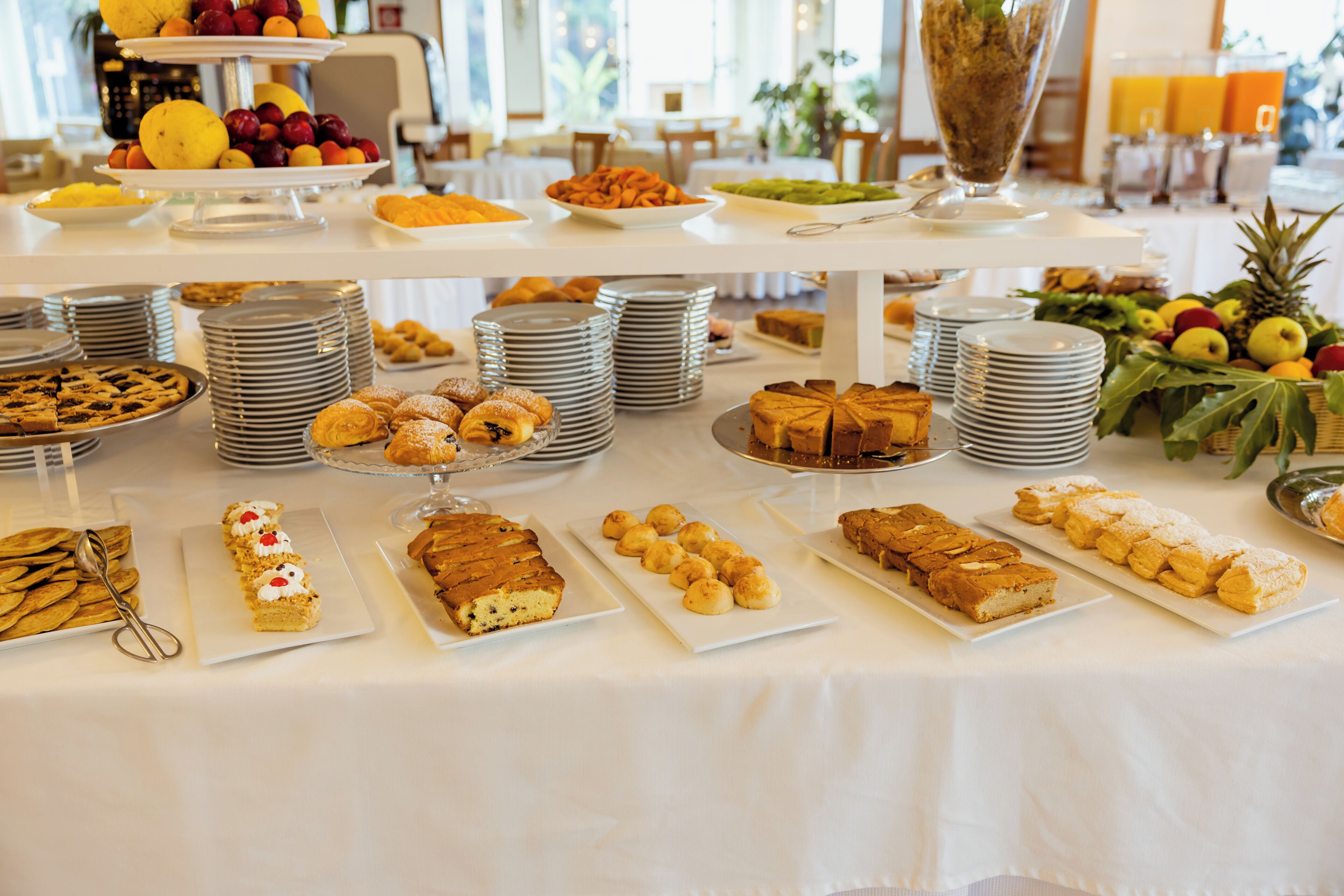 Een buffet met verschillende soorten eten en een presentatie van fruit.