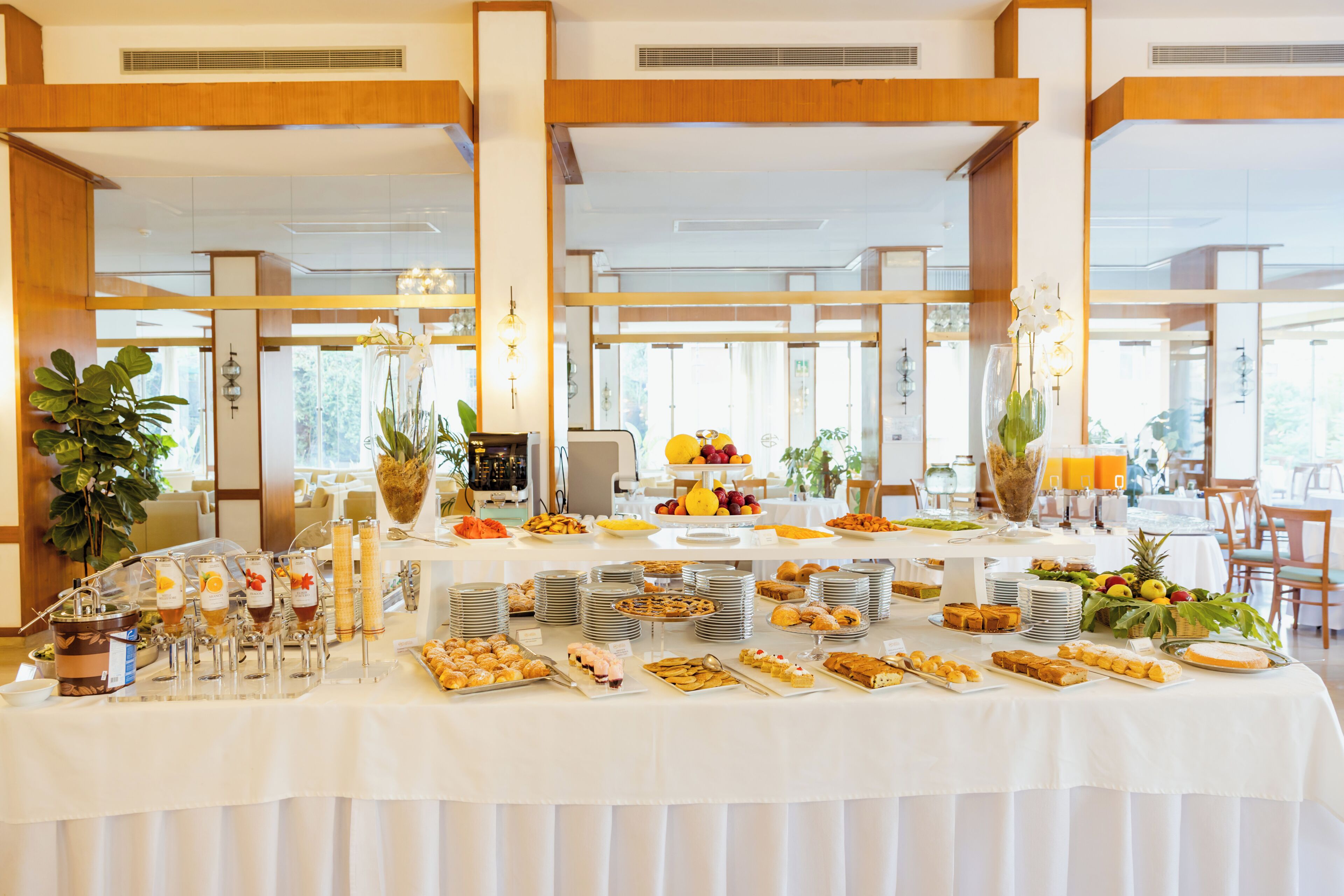Une table de buffet proposant divers plats et un coin café.