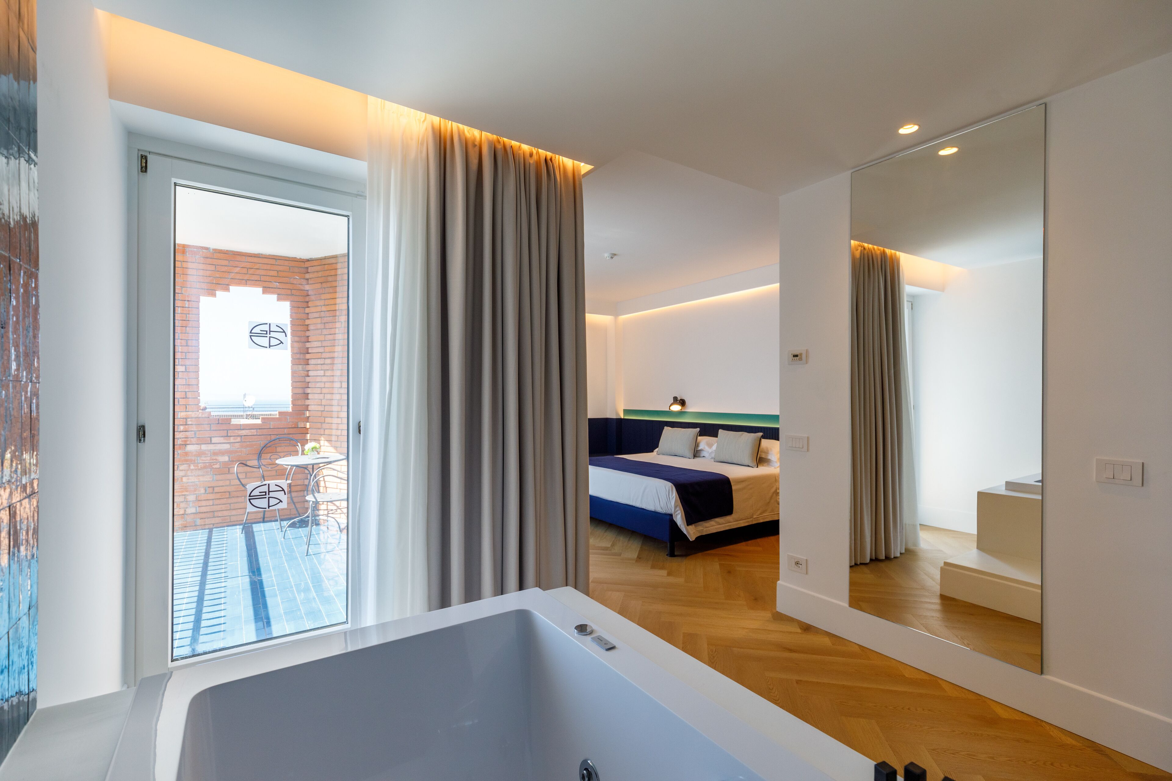 junior studio suite | 1 bedroom, minibar, in-room safe, desk