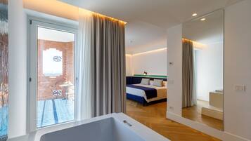 Suite monolocale Junior | Minibar, una cassaforte in camera, una scrivania, postazione laptop